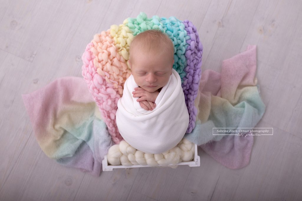 Baby in Regenbogenfarben aufgenommen von der Fotografin im Fotostudio in 1220 Wien