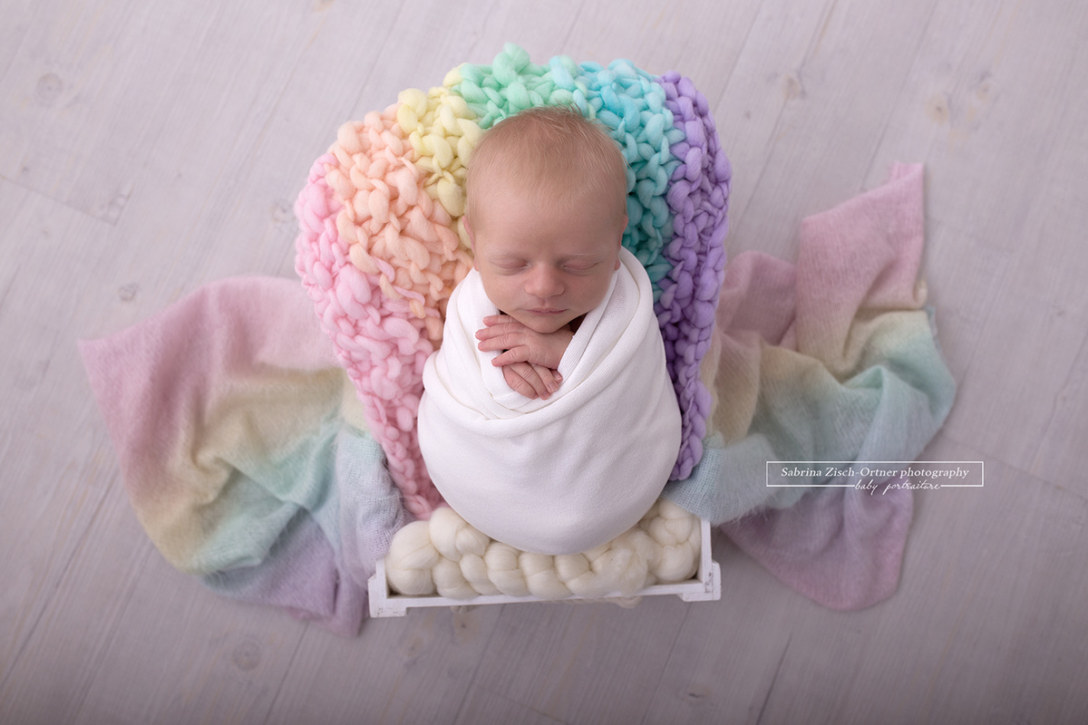 Baby in Regenbogenfarben aufgenommen von der Fotografin im Fotostudio in 1220 Wien