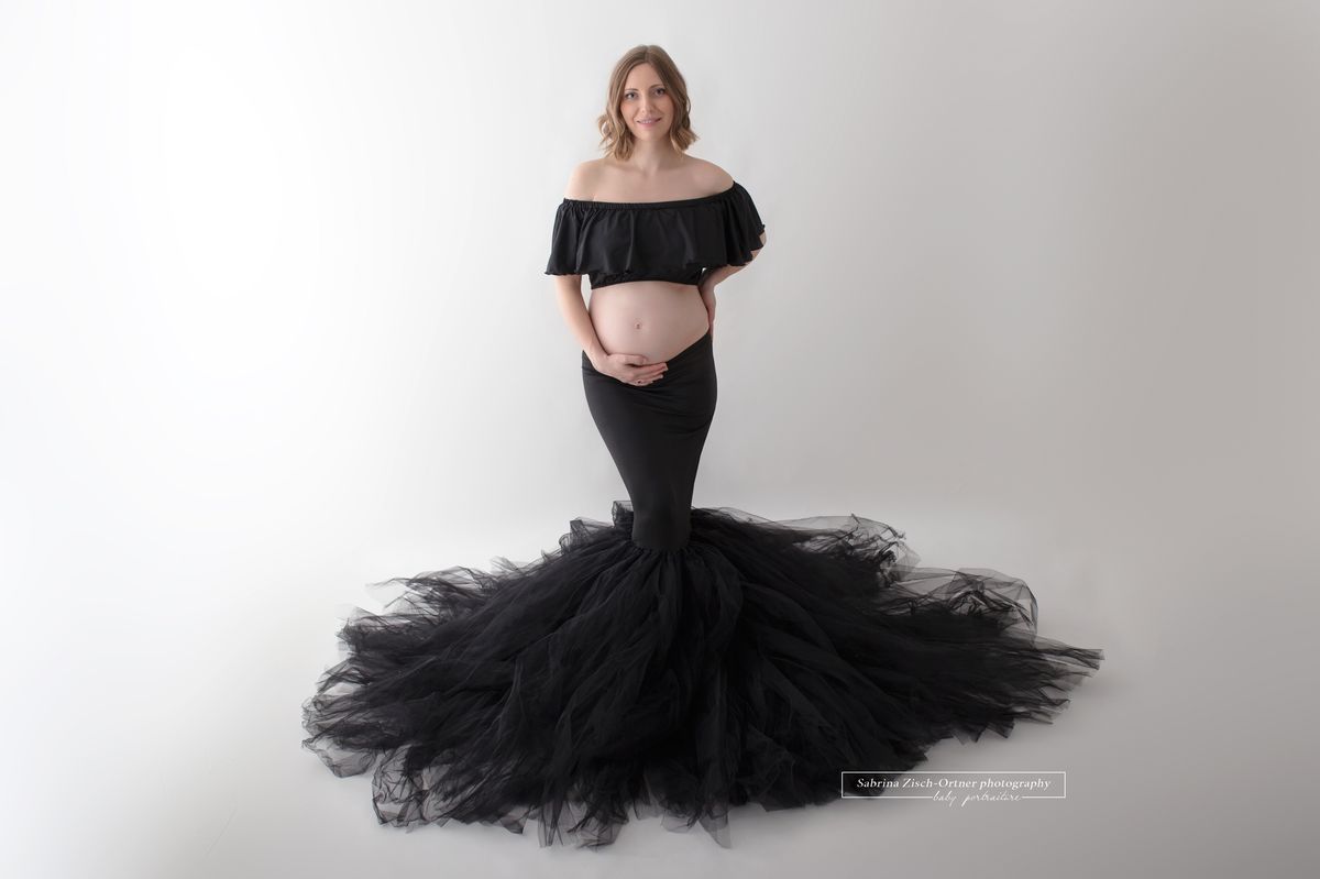 Babybauch Kleid mit Tüll Rock in Schwarz beim Schwangerschaftsshooting