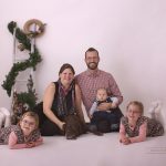 Fünfköpfige Familie mit Hund bei jährlichen Weihnachtsfotos