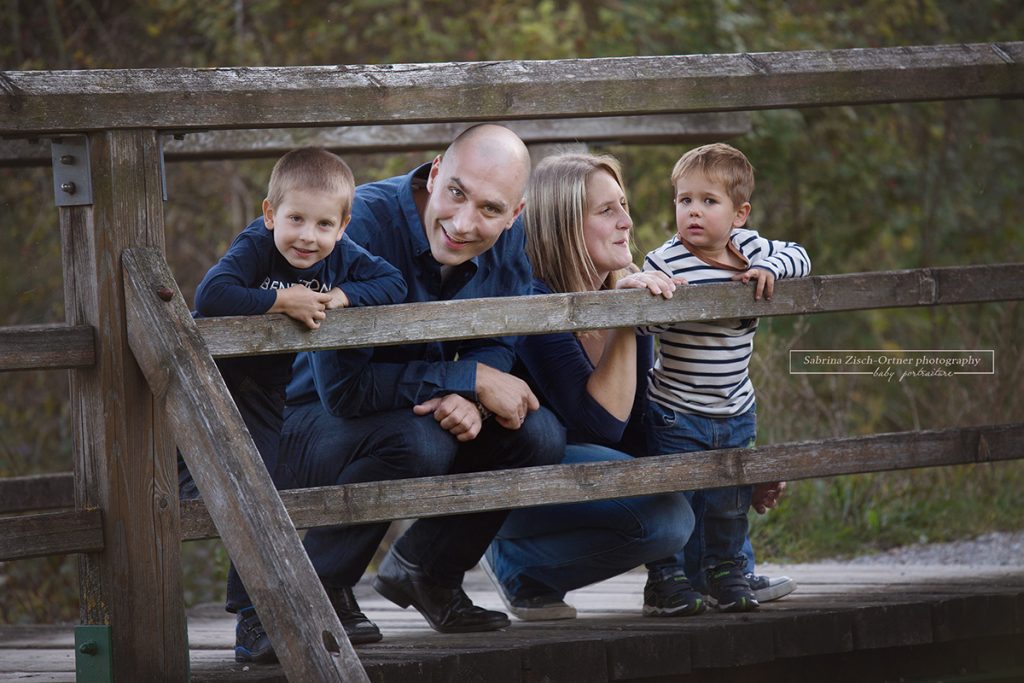 Familienfoto bei Outdoor Fotoshooting mit alten Brücke