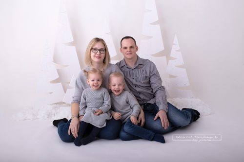 Familienfoto der süßen Familie in grau gekleidet eignet sich perfekt als Weihnachtsgeschenk bzw. als Weihnachtskarte