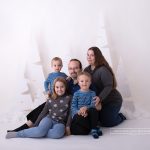 Familienfoto der fünfköpfigen Familie gemacht bei den Weihnachtsminisessions 2019