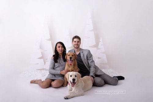 ein wunderschönes Familienfoto welches Herrchen der zwei Hunde zeigt