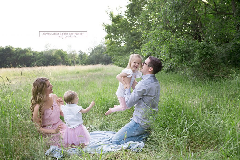 Familienfotos im grünen Feld