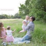 Familienfotos im grünen Feld