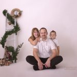 Familienfotos mit weihnachtlicher Kulisse in weiß gehalten