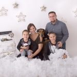 4 köpfige Familie mit Hund bei Weihnachtsfotoshooting