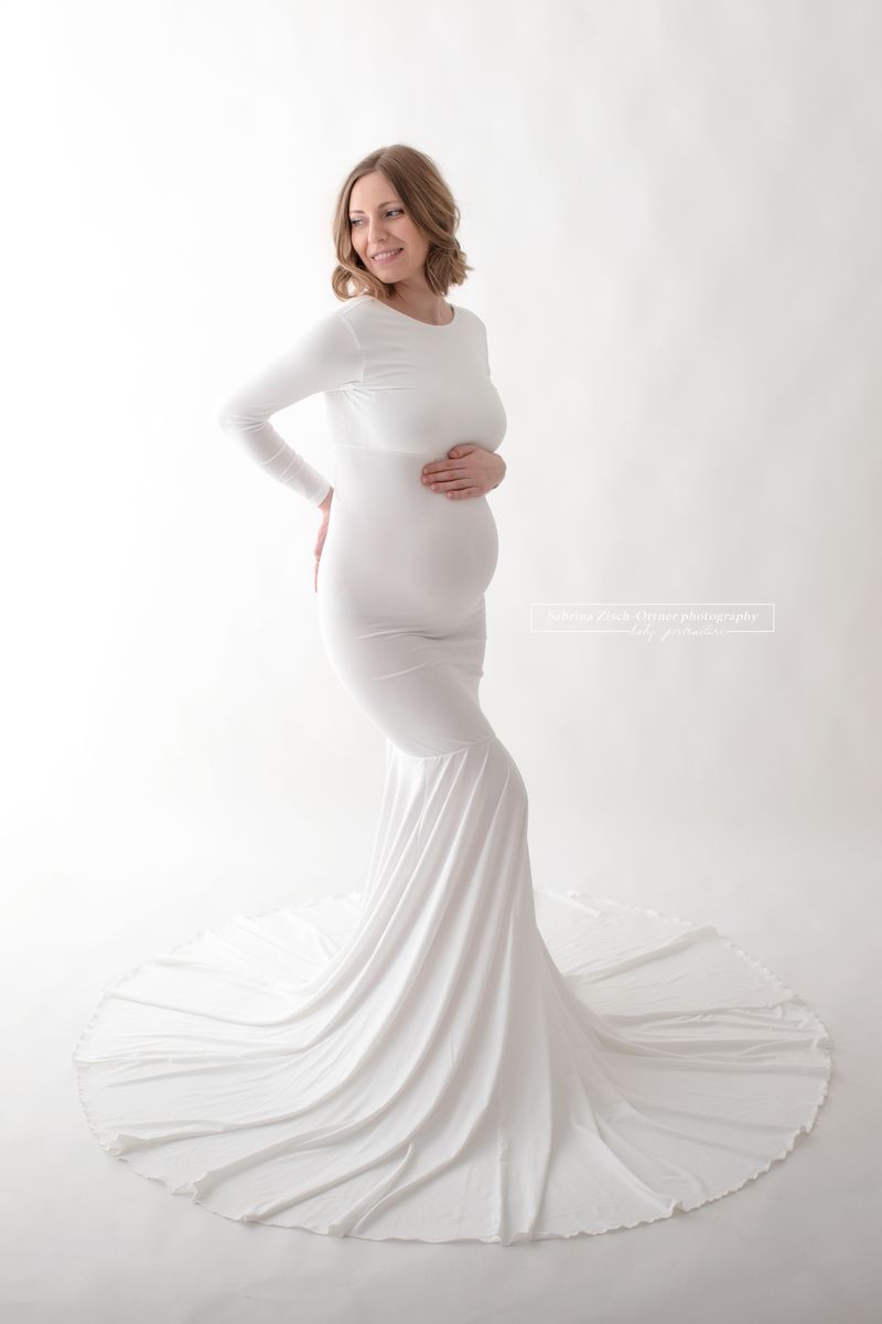 Fotoshooting im Babybauchkleid für Schwangere im Wiener Fotostudio