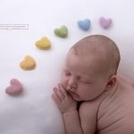 Fotoshooting mit Regenbogenbaby und Filz Herzchen bei Sabrina Zisch