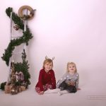Geschwisterfoto bei Weihnachts Fotoshooting bei der Fotografin Sabrina Zischortner