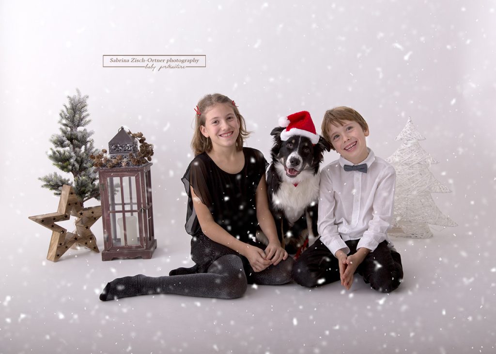 lachenden Kinder mit Hund im Schnee fallenden Weihnachtsset