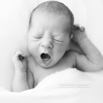 Ein süßes gähnendes Foto des Neugeborenen