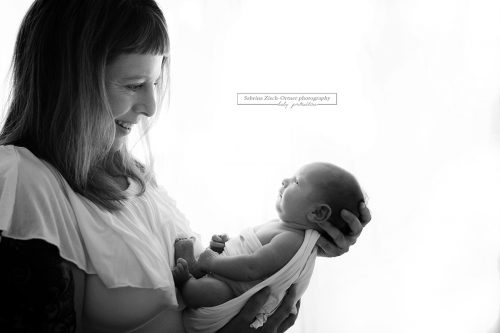 Mama und Neugeborenen Foto gemacht von Zisch-Ortner