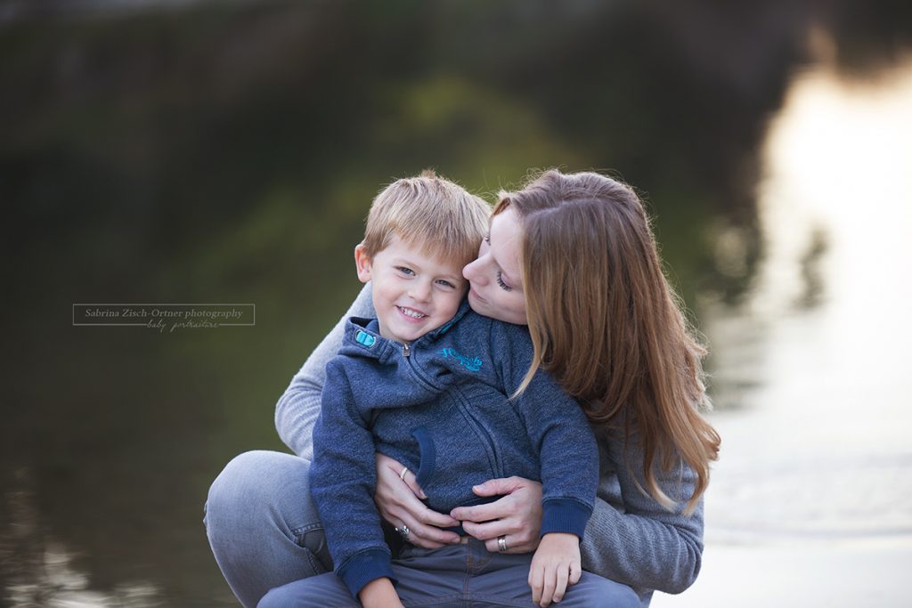 Mama und ihr vierjähriger Sohn bei einem Fotoshooting bei Sabrina Zisch-Ortner photography