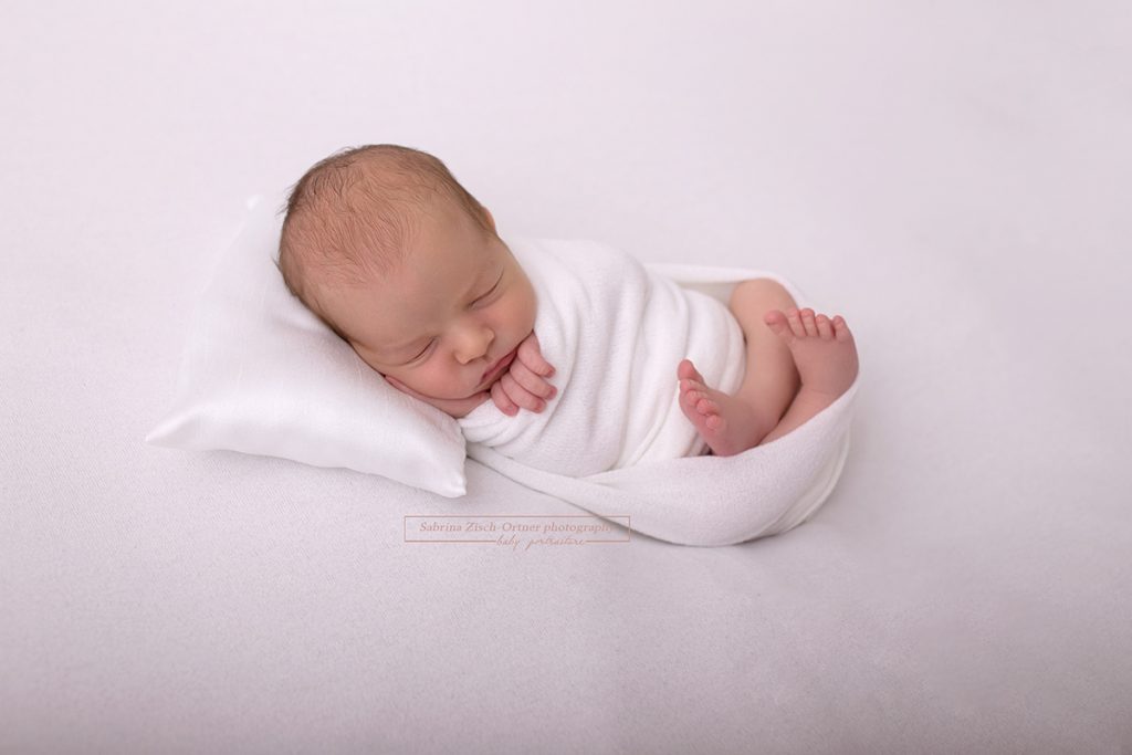Neugeborenen Fotoshooting bei Sabrina Zisch-Ortner in weiß