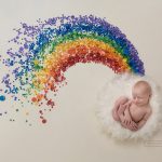 Neugeborenen Shooting mit Regenbogen als Erinnerung von Zisch-Ortner