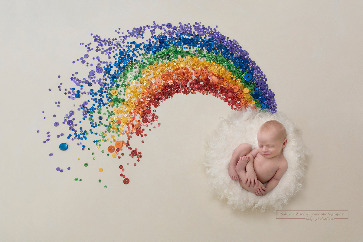 Neugeborenen Shooting mit Regenbogen als Erinnerung von Zisch-Ortner