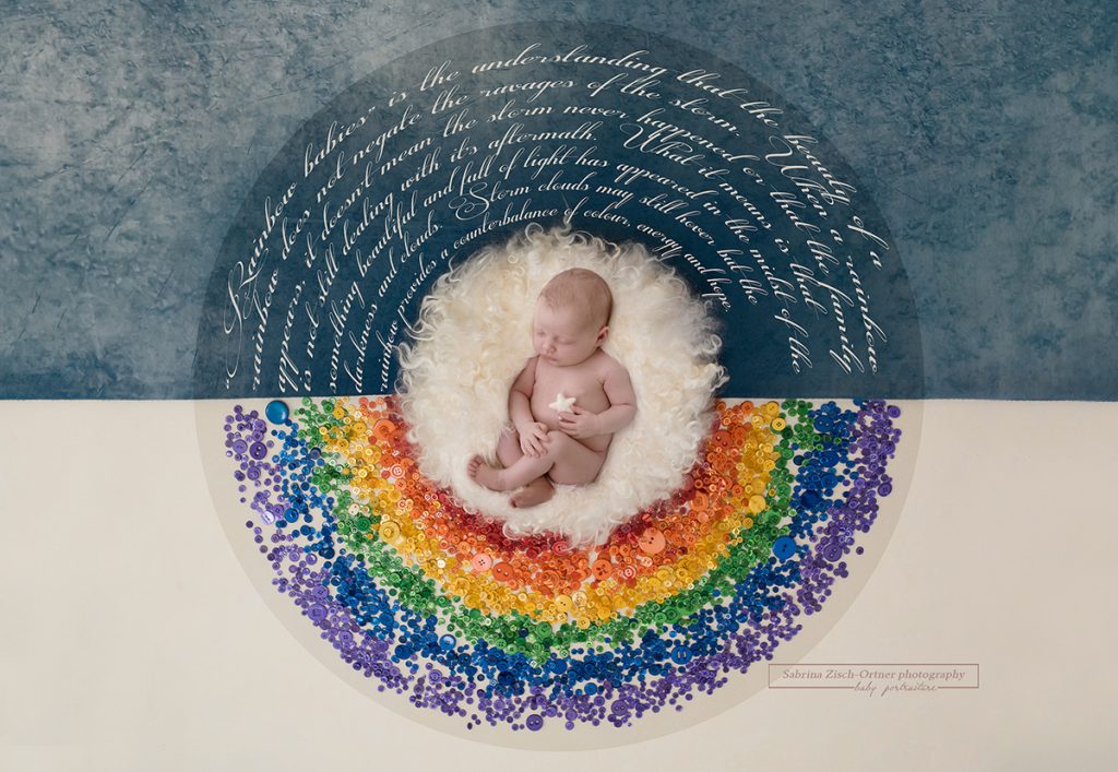 Neugeborenes in einem Kreis aus Regenbogenfarben