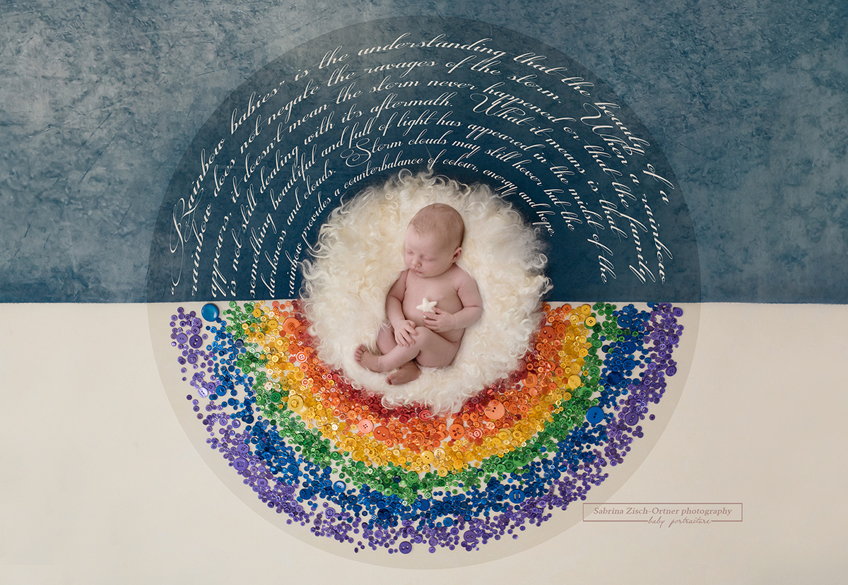 Neugeborenes in einem Kreis aus Regenbogenfarben