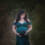 Outdoor Babybauchshooting mit grünem Schwangerschaftskleid