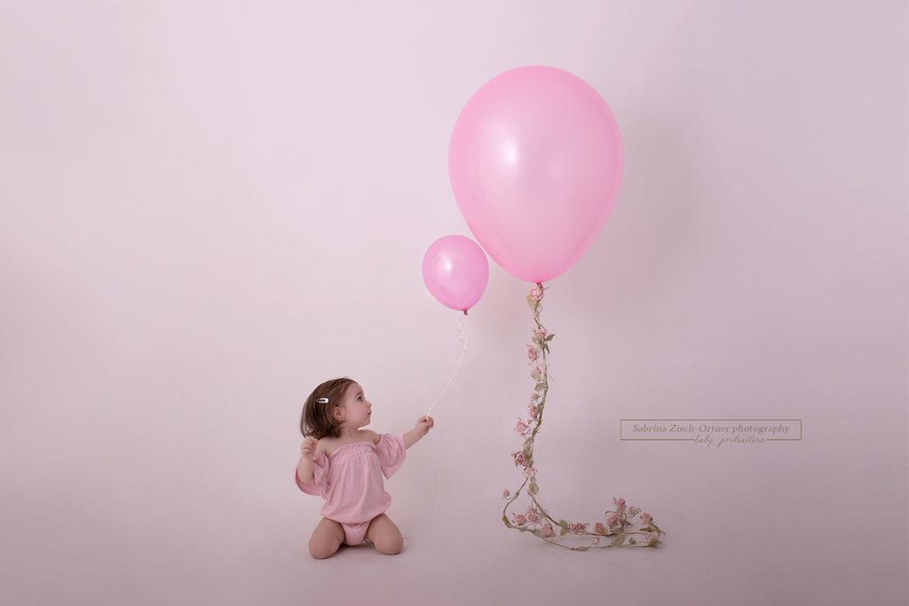 Riesengroßer und winzigkleiner rosa Luftballon für das Geburtstags Fotoshooting in Wien