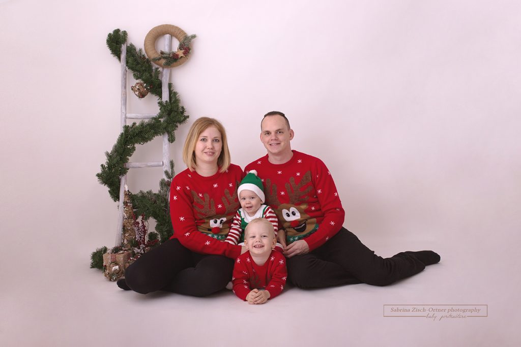 Weihnachtspullis Rentier und ein kleiner Elf in der Mitte