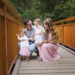 Wunderhübsches Familienfoto auf einer braunrötlichen Brücke