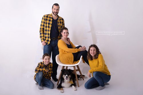 abwechslungsreiches Posing der 4 köpfigen Familie mit Hund in gelb und blau gekleidet