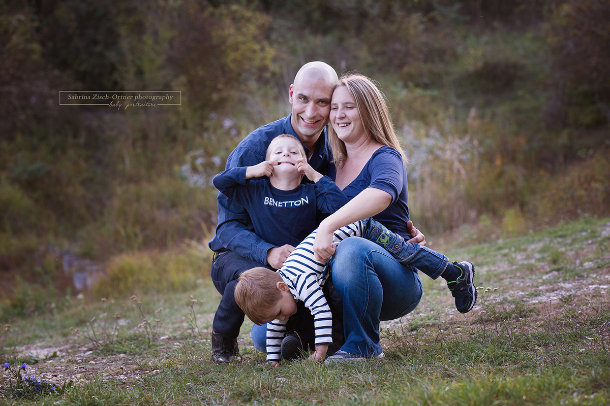authenthische Familienfotograf bei Outdoor Fotoshooting mit Sabrina Zisch-Ortner