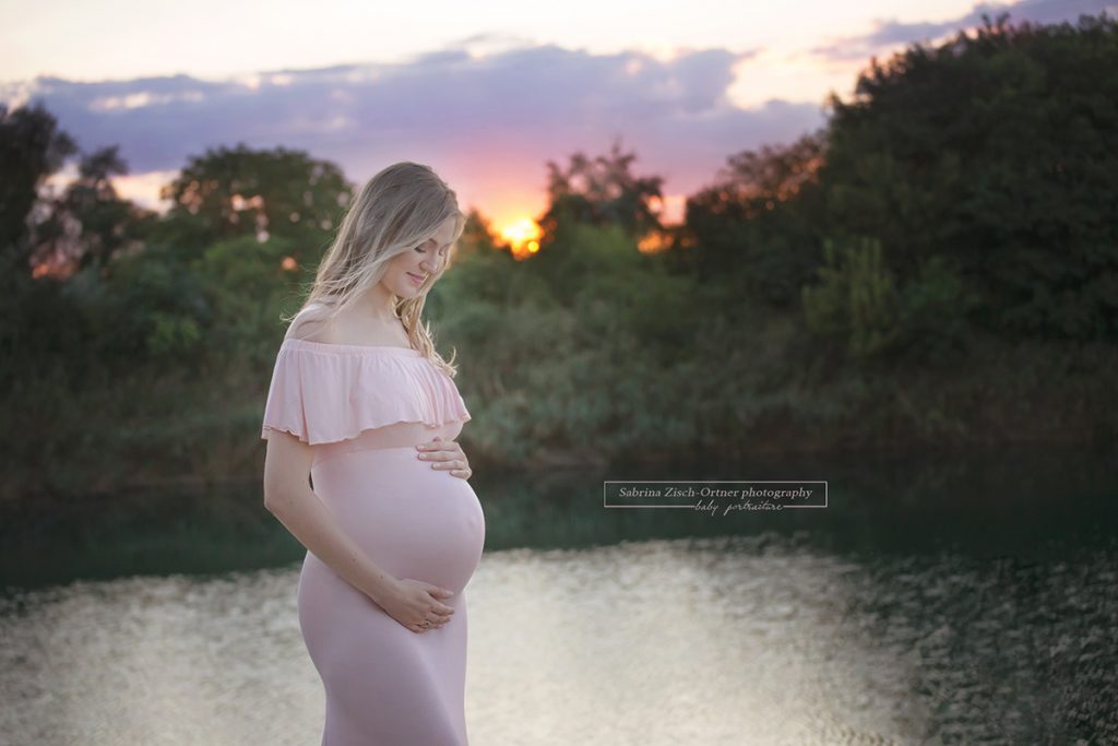 bunt strahlender abendlicher Himmel beim Schwangerschaftsshooting mit Sabrina Zisch-Ortner photography