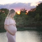 bunt strahlender abendlicher Himmel beim Schwangerschaftsshooting mit Sabrina Zisch-Ortner photography