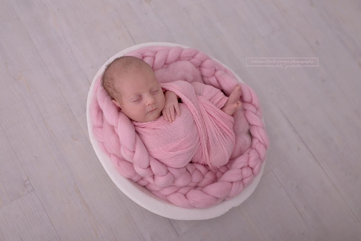 eingewickelt in rosa für newborn Fotos