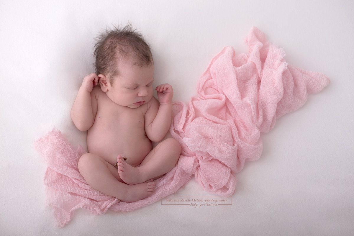 authentisches Posing bei einem Neugeborenen Fotoshooting bei Sabrina Zisch-Ortner
