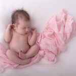 authentisches Posing bei einem Neugeborenen Fotoshooting bei Sabrina Zisch-Ortner