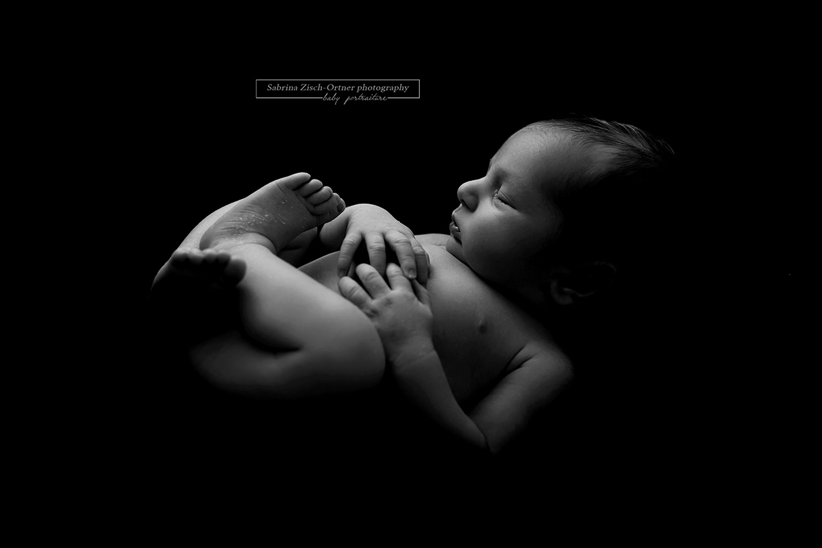 konstrasreiches neugeborenen Foto in Schwarz Weiß