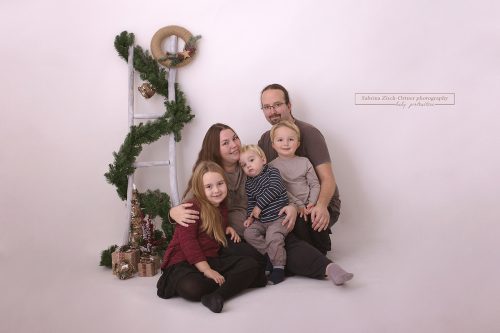 kuscheliges Familienfoto bei Weihnachtsmini Fotoshooting
