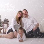 wunderhübsches stimmiges authentisches Familienfoto zu Dritt bei den Weihnachtsminis veranstaltet von Sabrina Zisch-Ortner photography