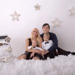 Familienfoto im weihnachtlichen Schnee Setup mit hängenden Sternen
