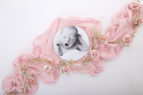 runder Photoblock in Schwarz Weiß mit gähnenden Neugeborenen als Fotomotiv