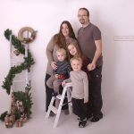 stehendes weihnachtliches Familienfoto einer fünfköpfigen Familie