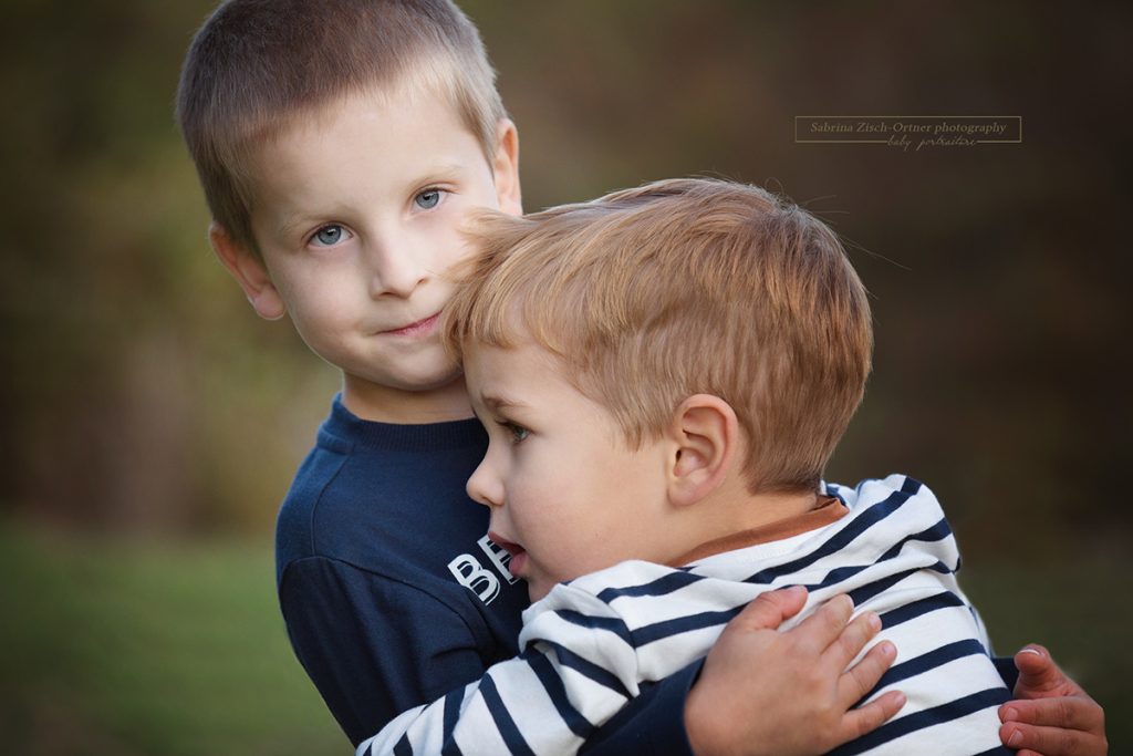 süßes Geschwisterfoto der beiden Jungs