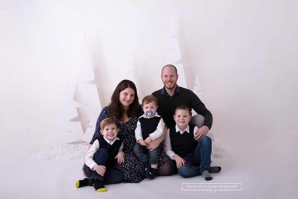 wundervolles Erinnerungsfoto der fünfköpfigen Familie an ein schönes Weihnachten 2019 und ein tolles Fotoshooting bei Sabrina Zisch-Ortner