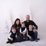 wundervolles Erinnerungsfoto der fünfköpfigen Familie an ein schönes Weihnachten 2019