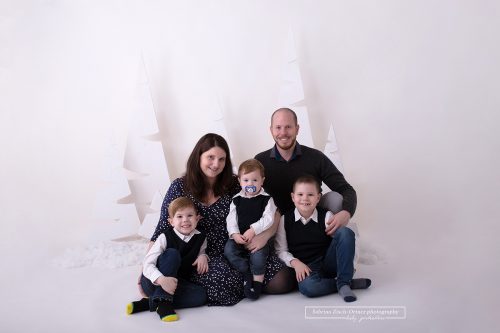 wundervolles Erinnerungsfoto der fünfköpfigen Familie an ein schönes Weihnachten 2019