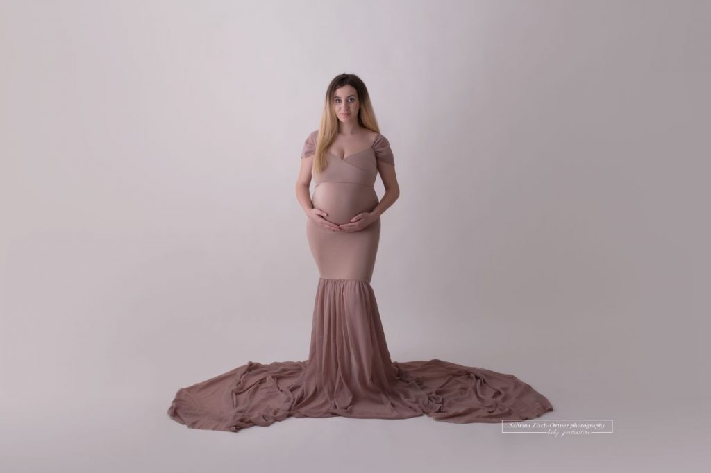 Fotoshooting in Wien mit Babybauch und Fotografen Kleid