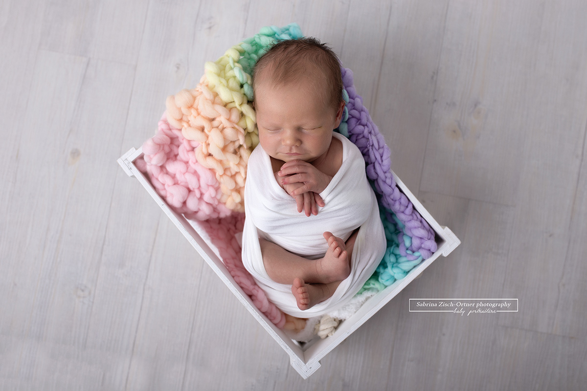 Neugeborenenshooting mit Regenbogen Accessoires