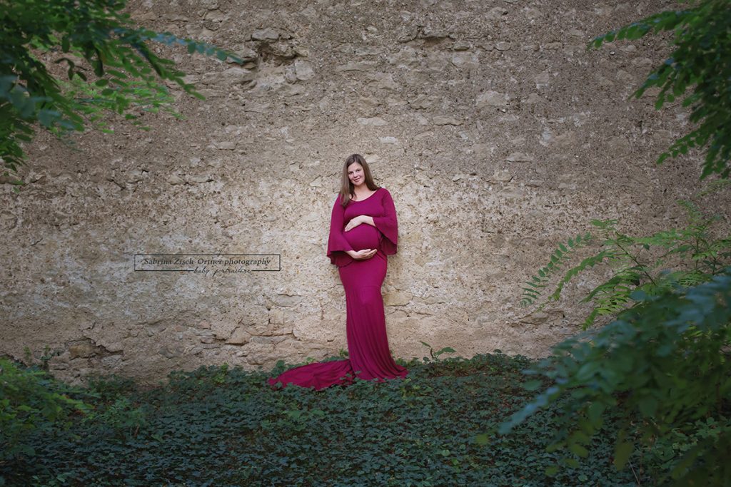 Schwangere im Farbenkontrast bei Sabrina Zisch-Ortner