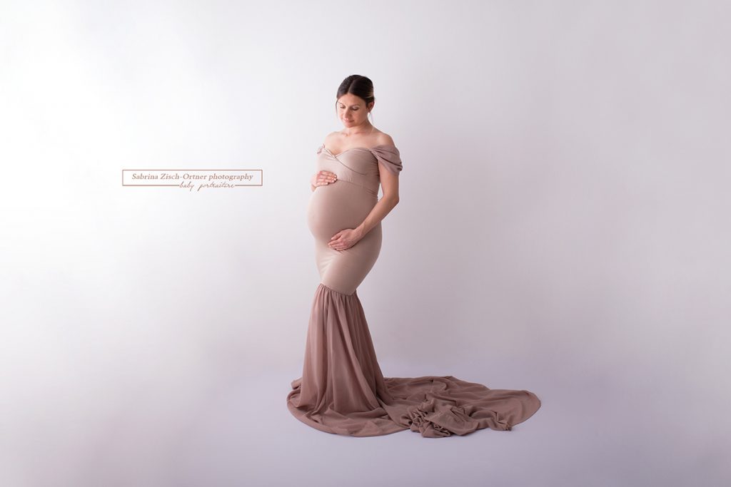 Schwangerenkleid in Taupe mit Chiffon Schleppe