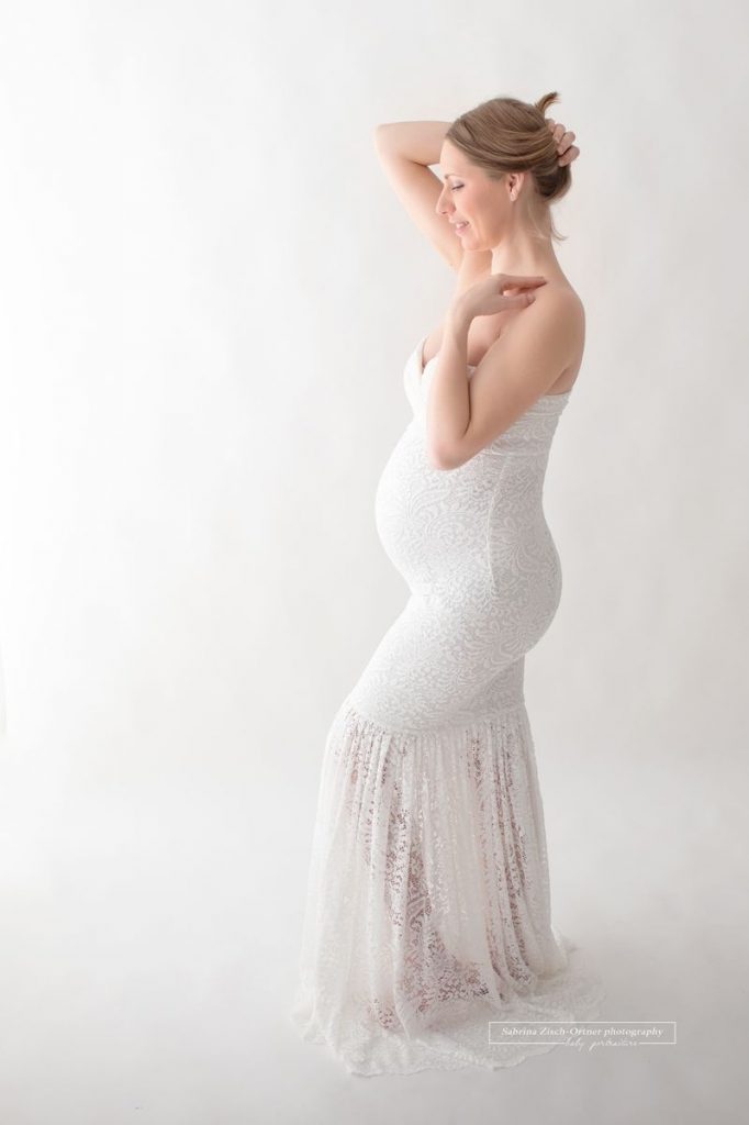 Schwangerschafts Kleider mit weißer Spitze von Sabrina Zisch-Ortner